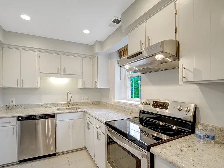2873 S Buchanan St #C2 — Photo 11