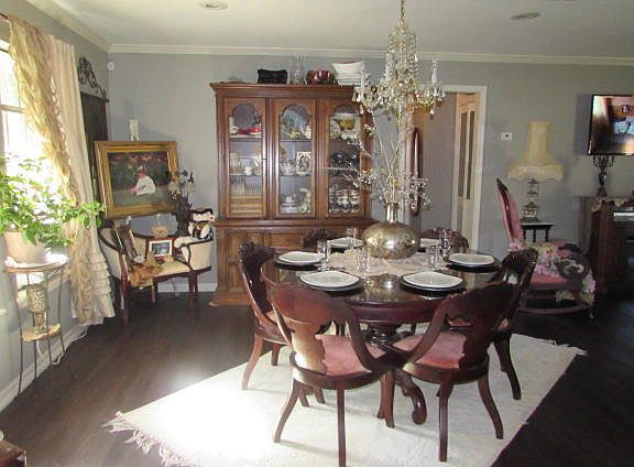 4th image of 1010 Glenmore Dr