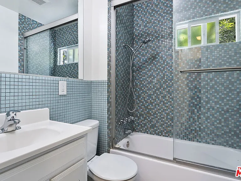 2519 S Bentley Ave — Photo 17
