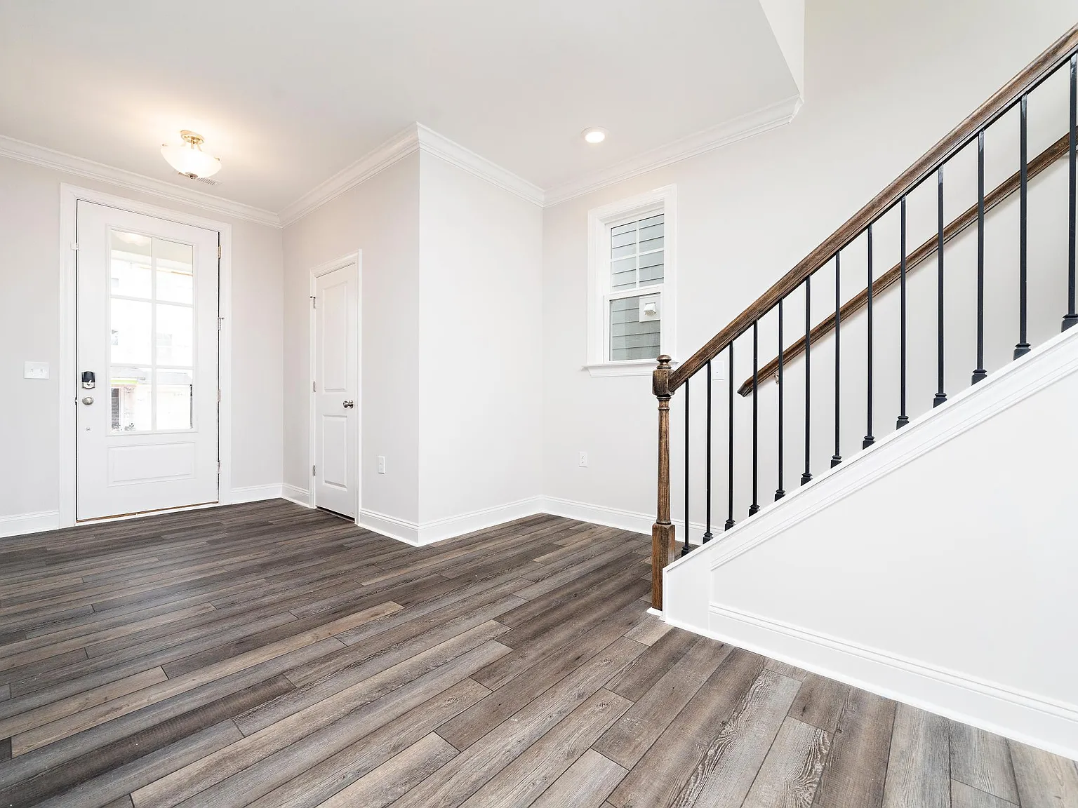3 bed, 2.5 bath, 2025 sqft, $2,199 — Photo 2