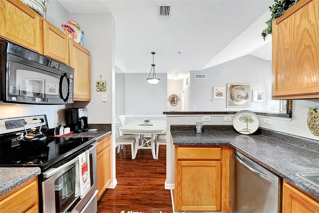 2 bed, 2.0 bath, 1132 sqft, $1,900 — Photo 4