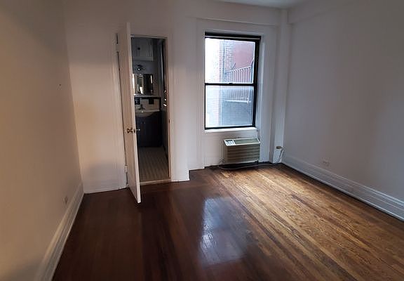 3rd image of 116 W 72nd St #12AA