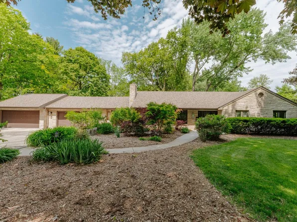 2045 Hawthorne DRIVE, Elm Grove, WI 53122