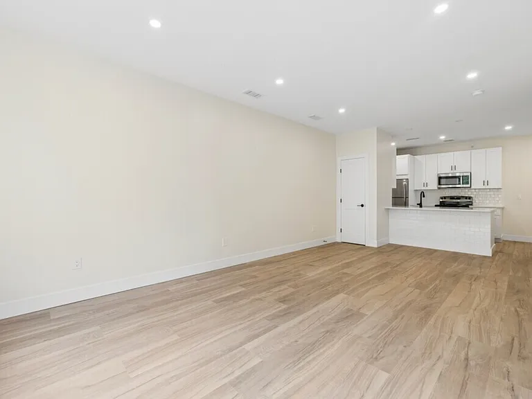 1BR, 1BA - 778SF - Kitchen and Living