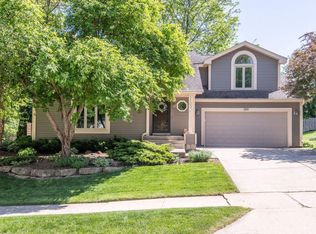 1103 Larchmont Dr, Waukesha, WI 53186
