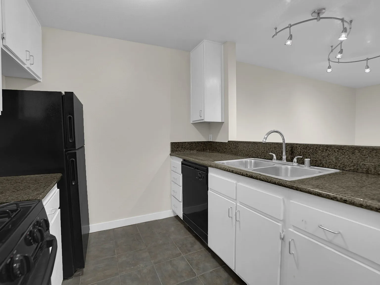 Laurel Terrace — Photo 3