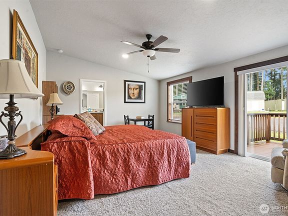 4th image of 437 NW Equestrian Drive