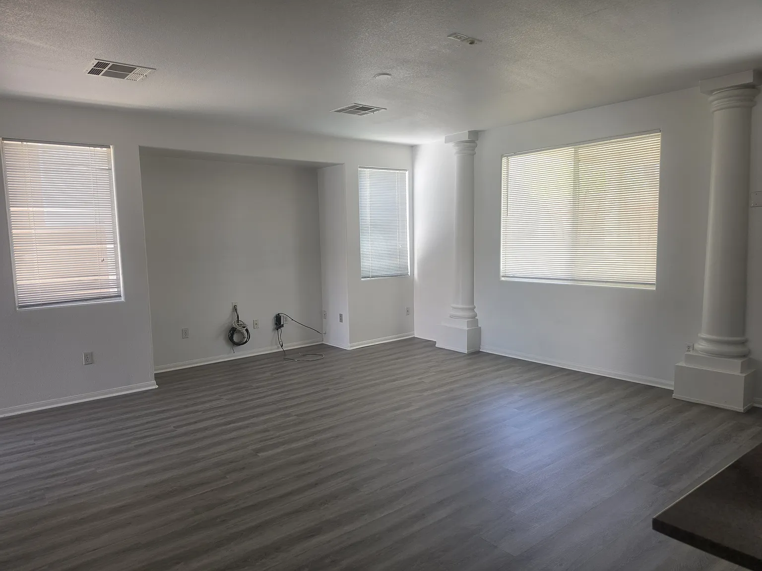 3 bed, 2.5 bath, 2018 sqft, $2,199 — Photo 2