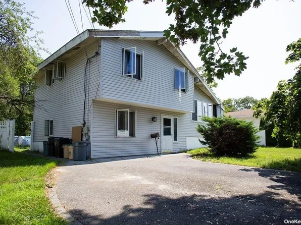 39 Woody Lane, Oakdale, NY 11769