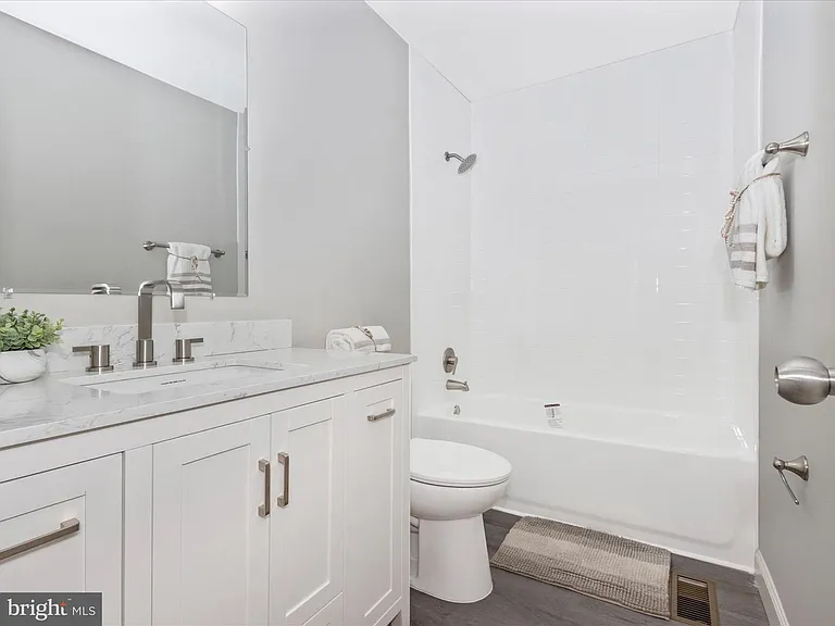 527 W Diamond Ave — Photo 1