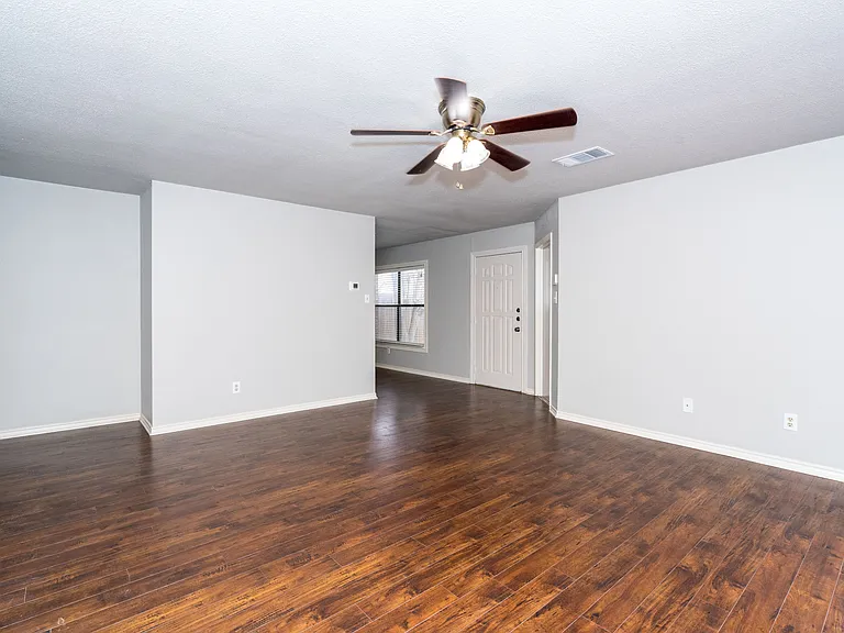 15503 Walnut Creek Dr — Photo 2