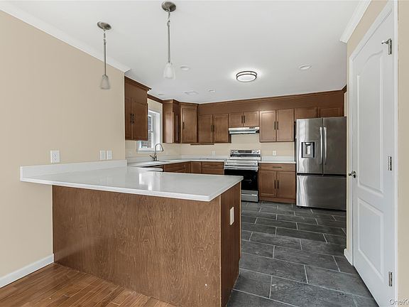 3rd image of 320 E 4th Street
