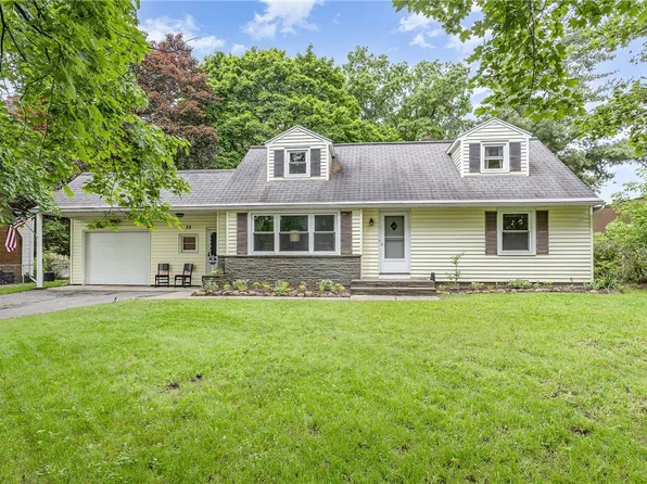 33 Fox Meadow Rd, Rochester, NY 14626