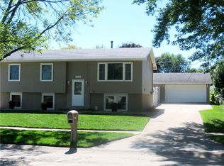 1255 Cress Pkwy, Hiawatha, IA 52233