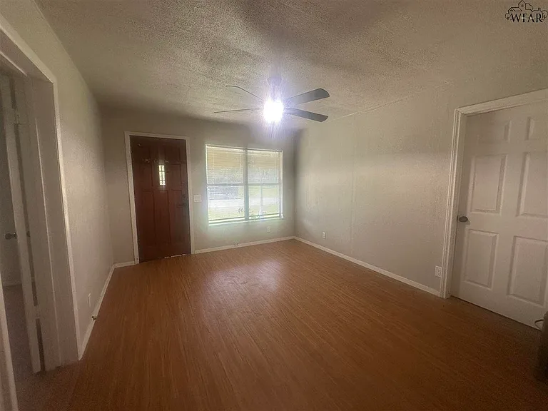 416 S Avenue B — Photo 2