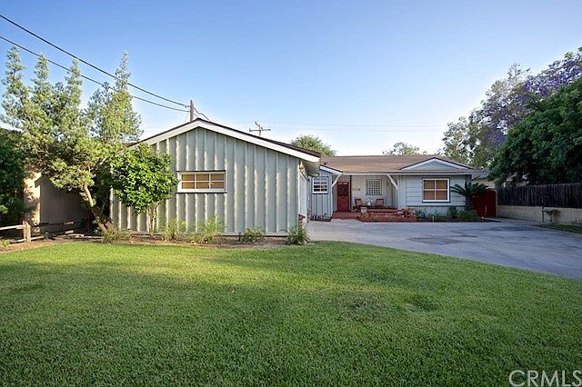 1014 West Santa Clara sits way back from street.