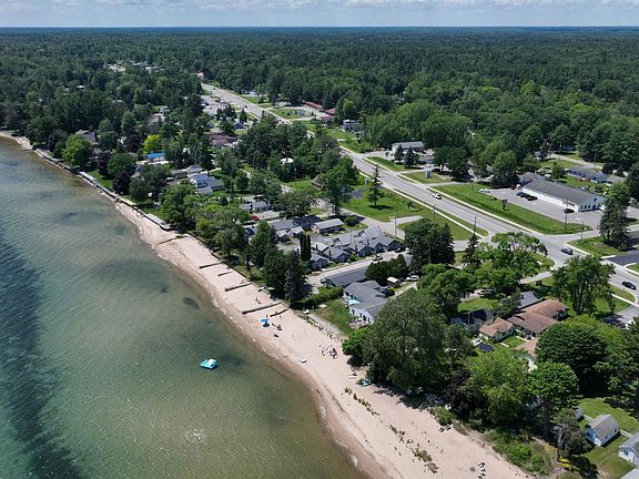3rd image of 1047 Bay Dr