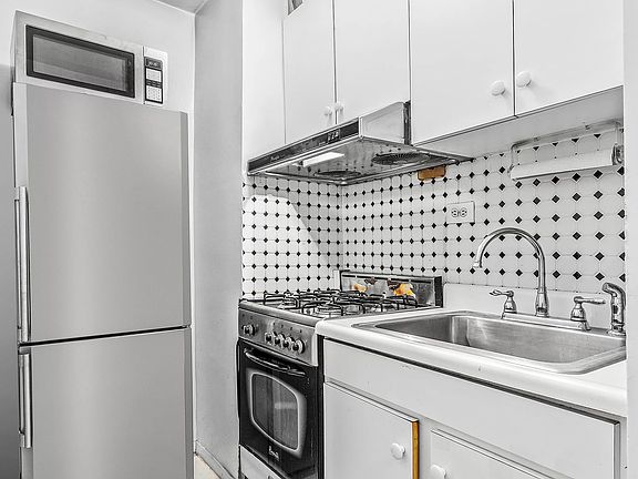 4th image of 229 E 28th St APT 1J