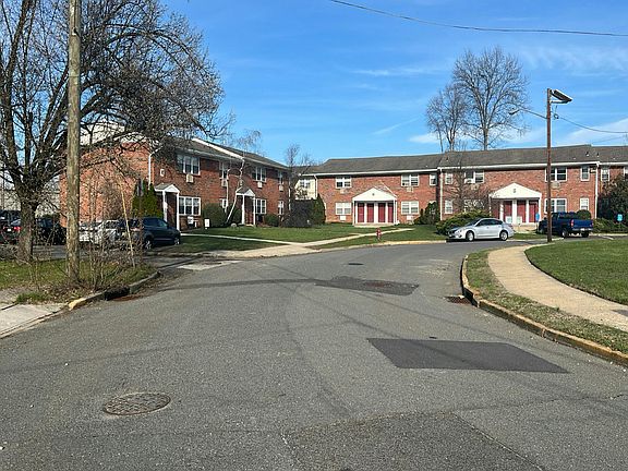 5th image of 32 Landon Dr