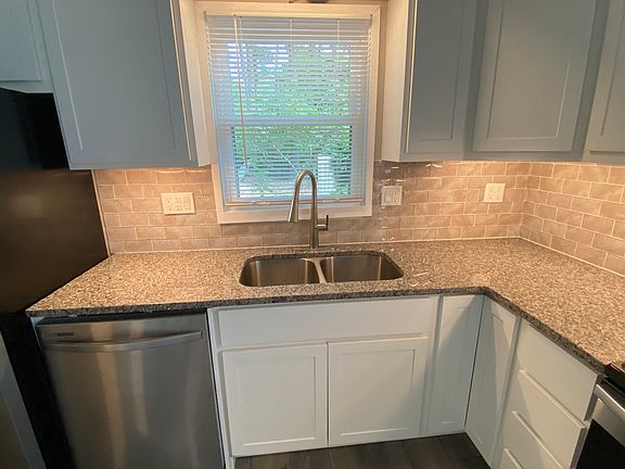 Counter sink area
Specialty stainless steel deep sink, double basin