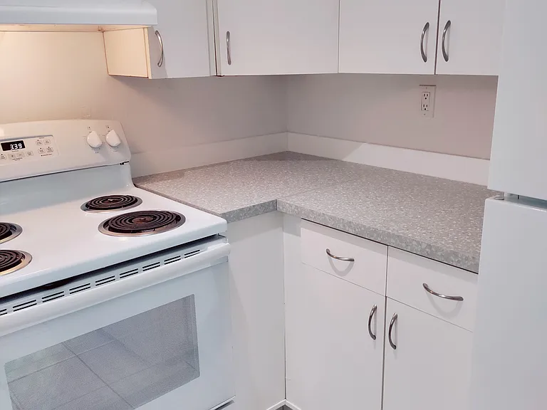125 SW 19th Ave #UTIL INCLUDED — Photo 9