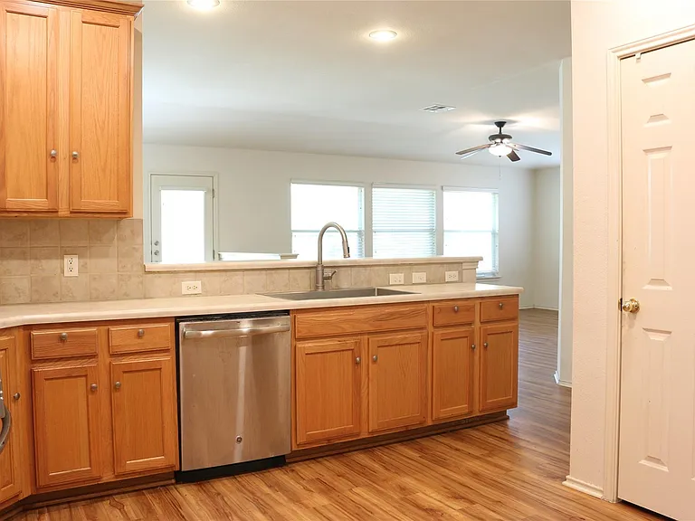 1811 W Pflugerville Pkwy — Photo 7