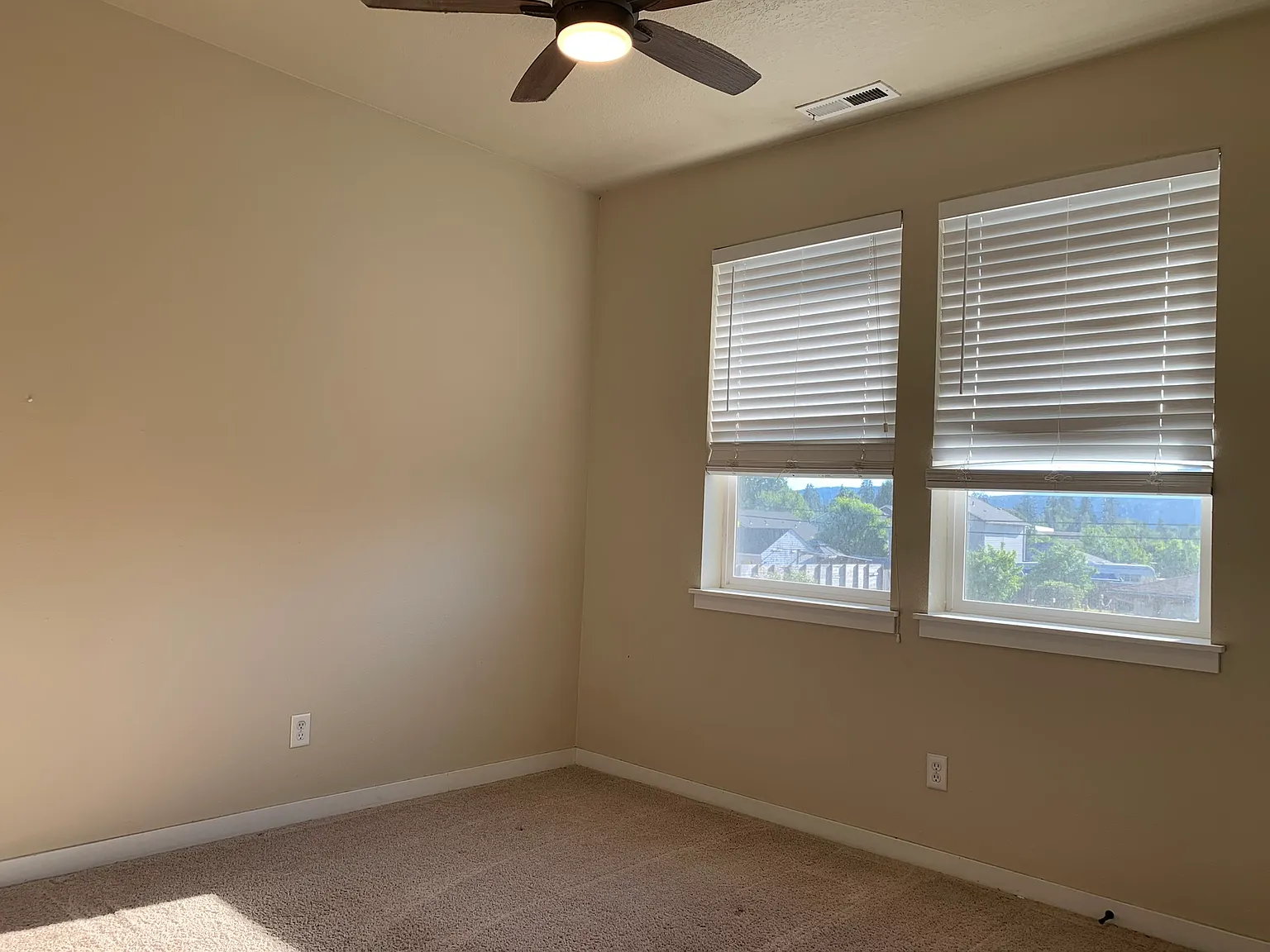 4 bed, 2.5 bath, 1718 sqft, $800 — Photo 3