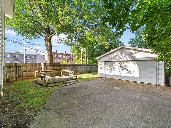 5th image of 1680 Victoria Ave