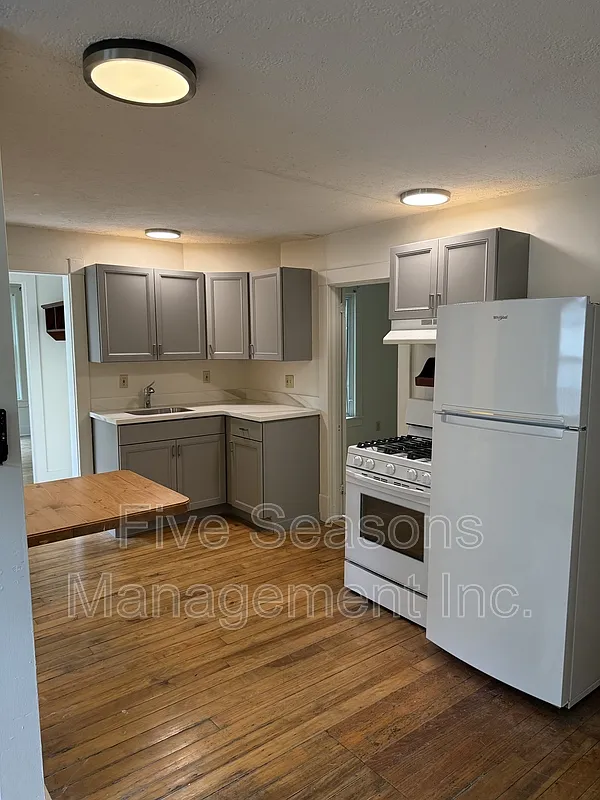 3 bed, 1.0 bath, 900 sqft, $2,300 — Photo 4
