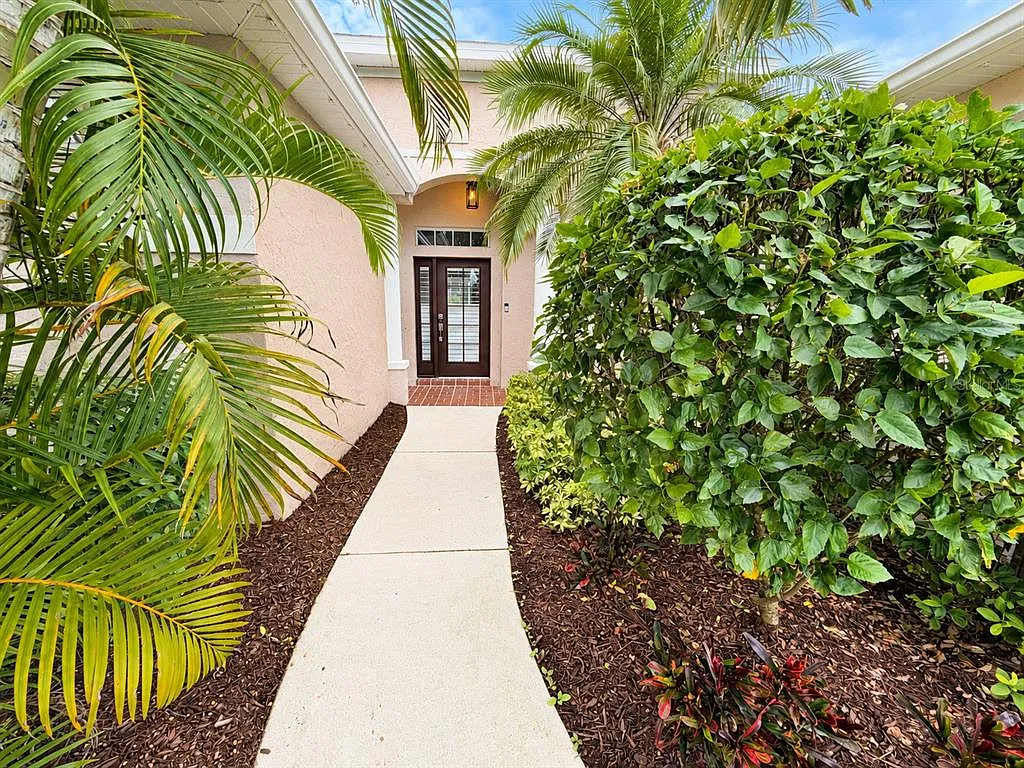 4 bed, 2.0 bath, 2202 sqft, $3,700 — Photo 2