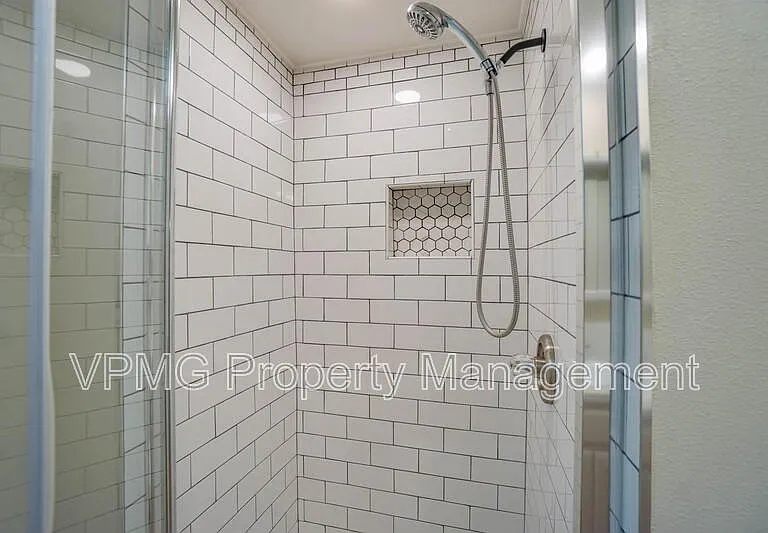 2218 E 18th St #B — Photo 17