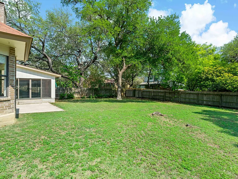 The large tree in the back yard has been removed since this photo was taken.