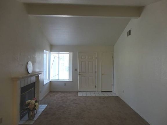 Living Roomw/Fireplace