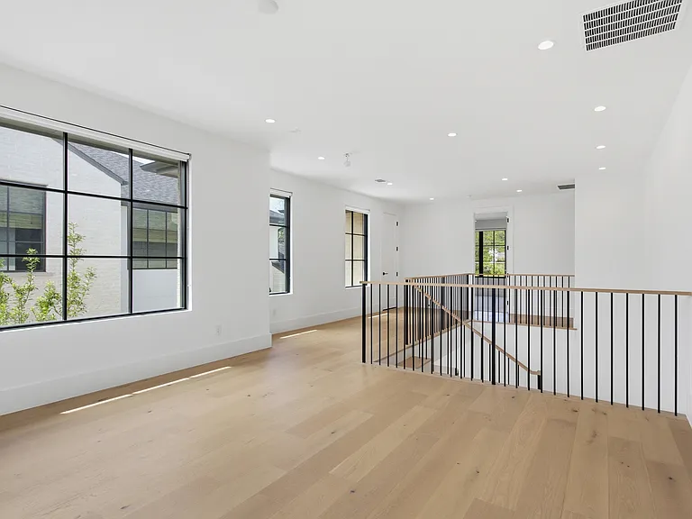 9855 Kingsway Ave — Photo 31