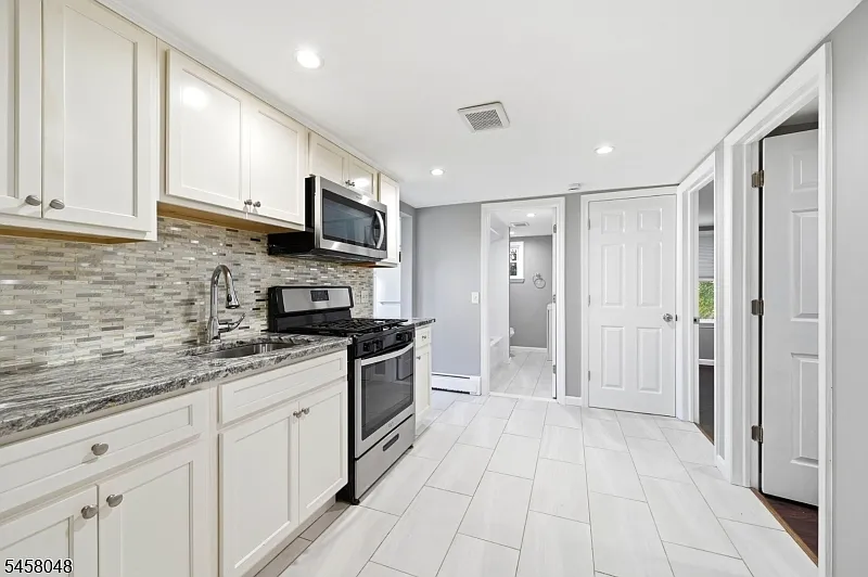 2 bed, 1.0 bath, $2,000 — Photo 3