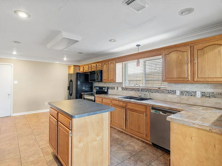 8030 Pine Falls Dr — Photo 7