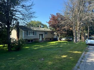 4 Woodridge Cir, Gales Ferry, CT 06335