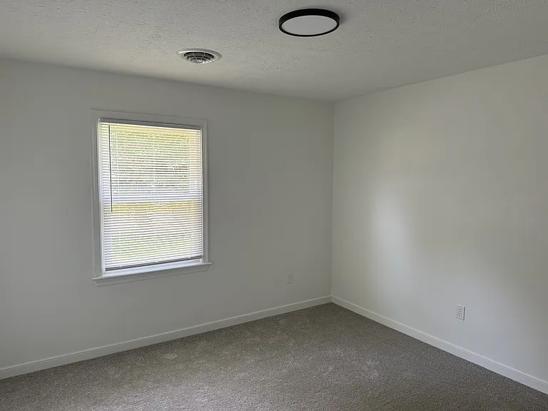 218 N Mapleleaf Ave — Photo 3