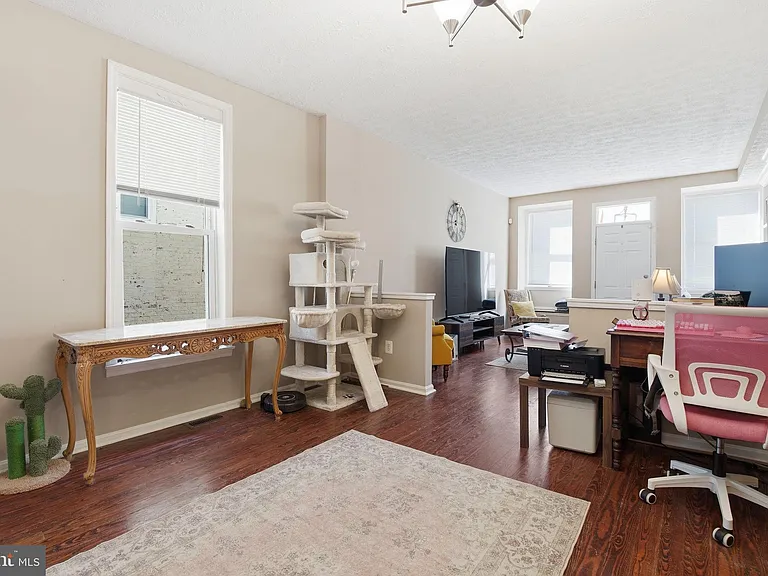 116 W Clement St — Photo 9