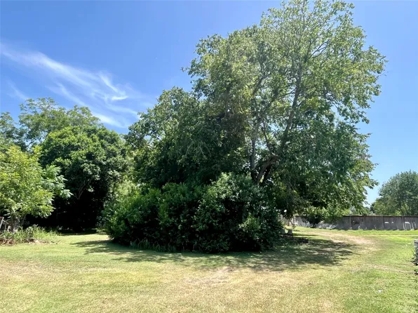 198 Riverside Dr, La Grange, TX 78945