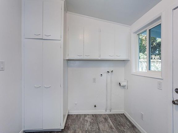 4th image of 16231 Moorpark St