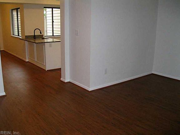 2nd image of 1052 N Green Dr