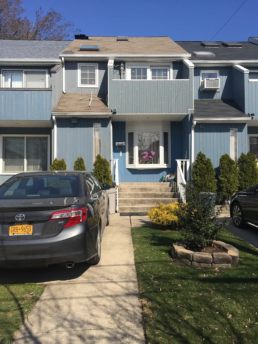 105 Goodall St photo 1