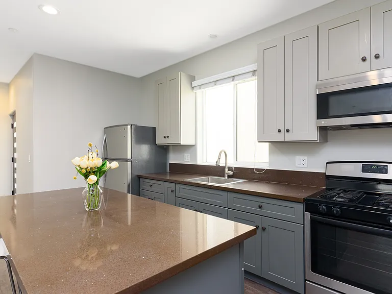 1176 W 24th St #4 — Photo 15
