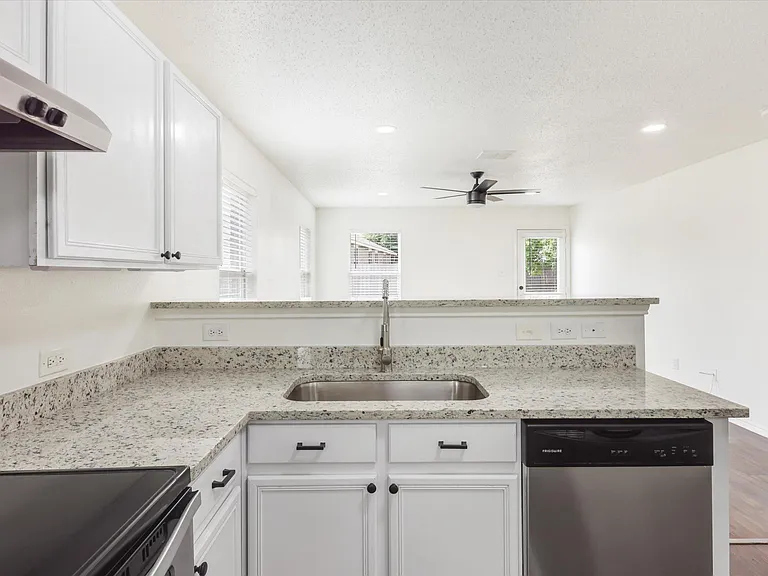 4816 Waterford Dr — Photo 6