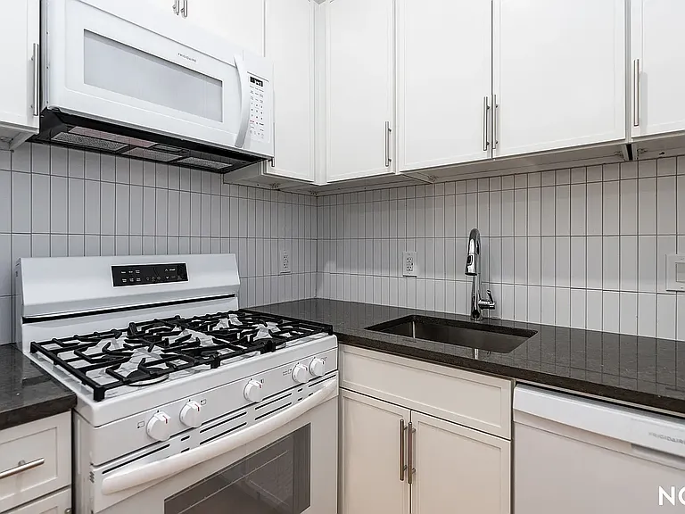 160 Johnson Ave #2E — Photo 13