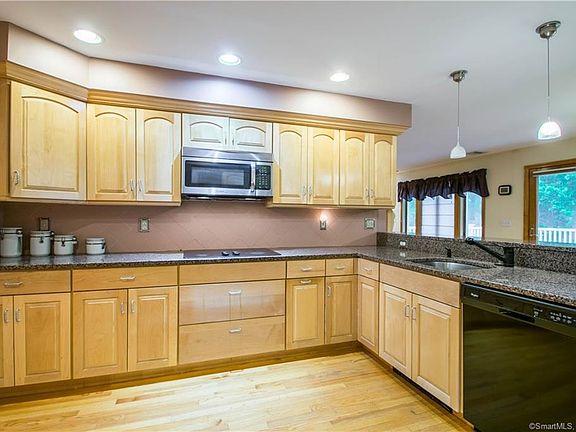 4th image of 15 Hilltop Dr