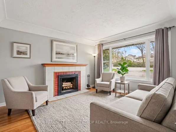 3033 Richmond Rd, Ottawa, ON K2B 6S6