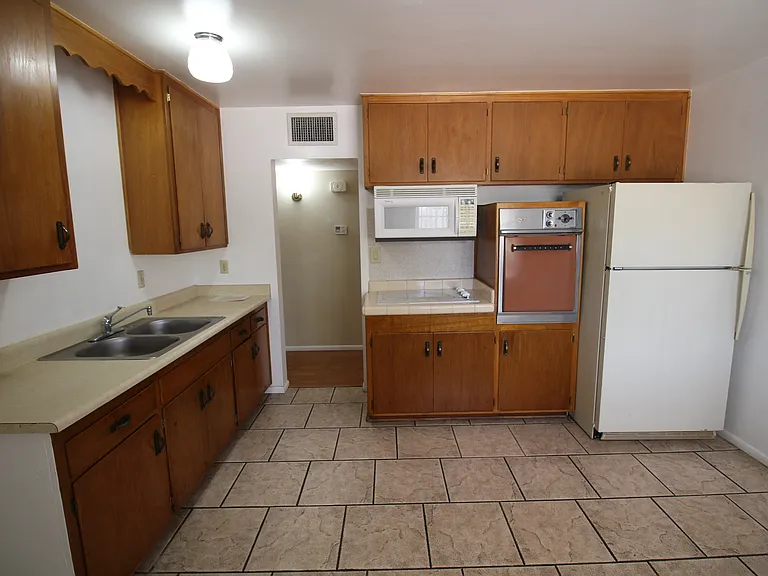 1023 W 18th St — Photo 9