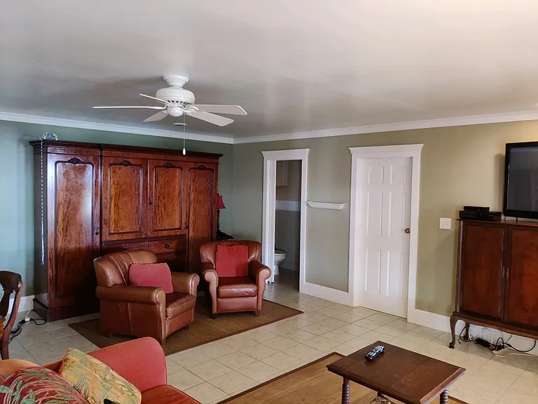 LIVING ROOM SITTING AREA